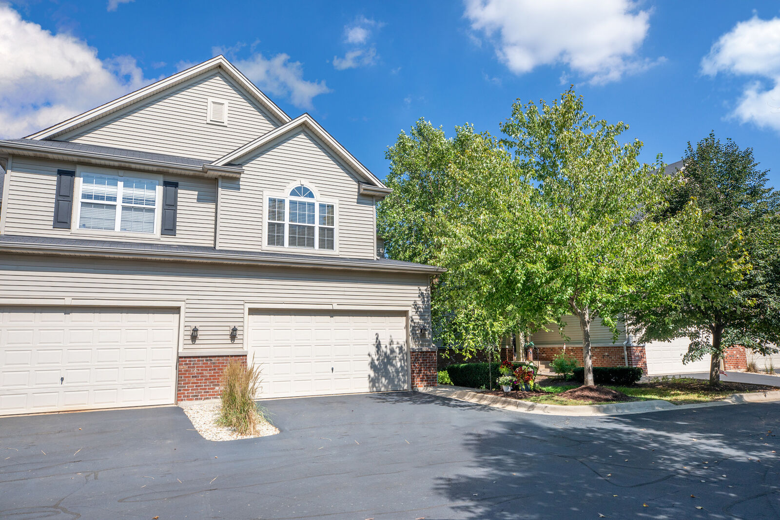 Property Photo: 47 Melrose Court IL 60177