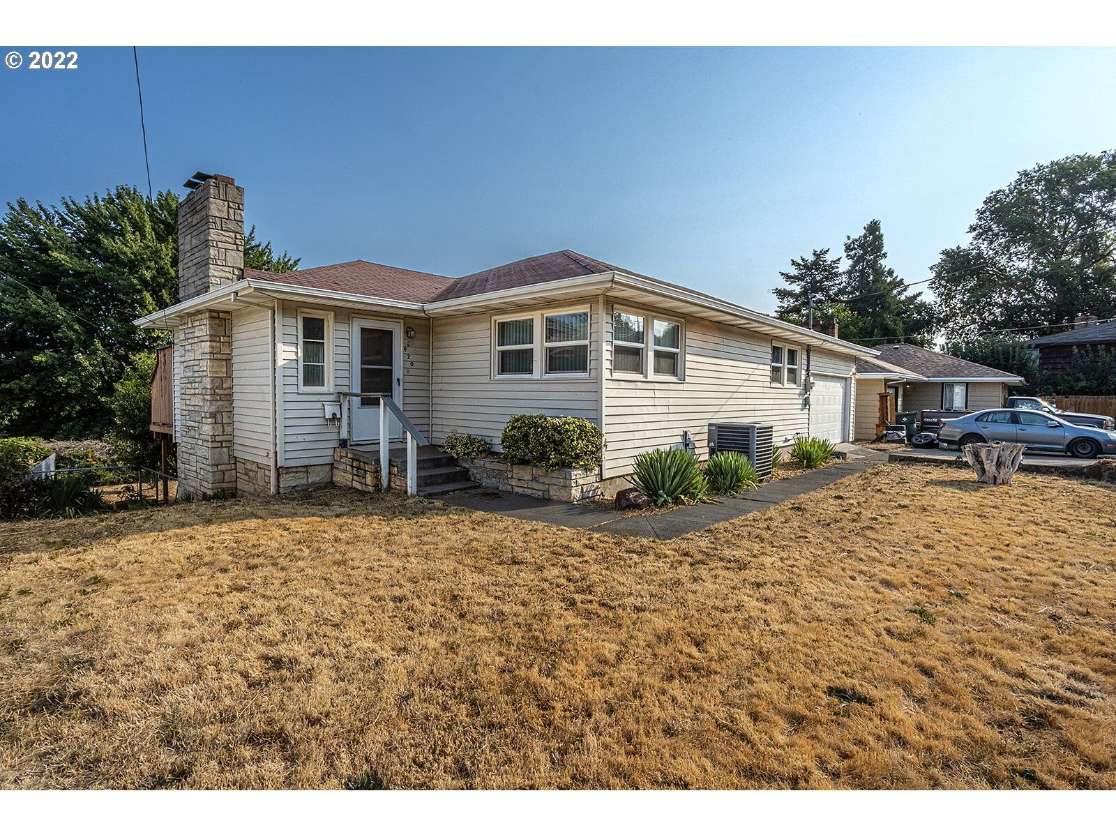 Property Photo: 920 E 15th Pl OR 97058