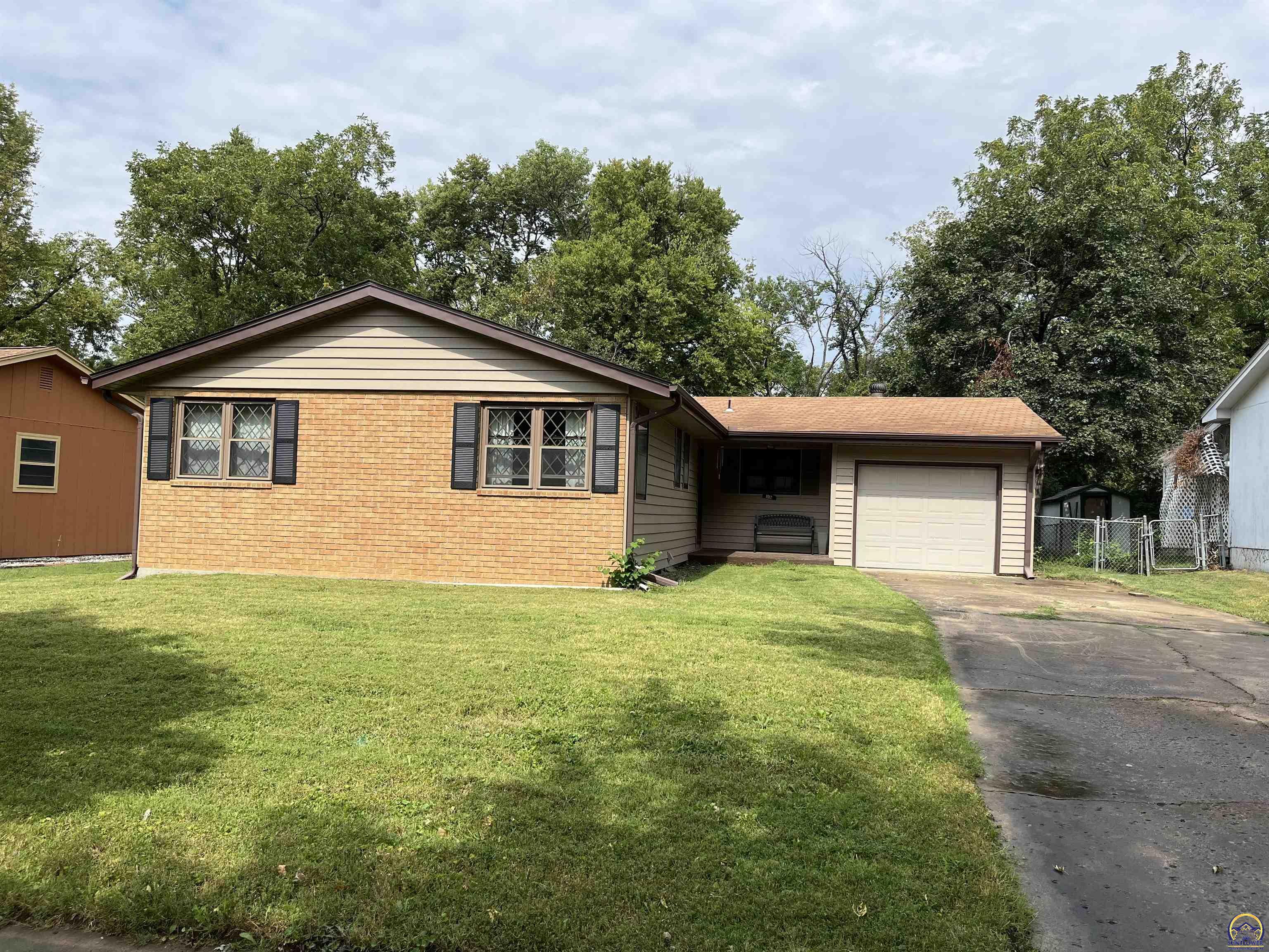 Property Photo:  1012 SE 43rd St  KS 66609 