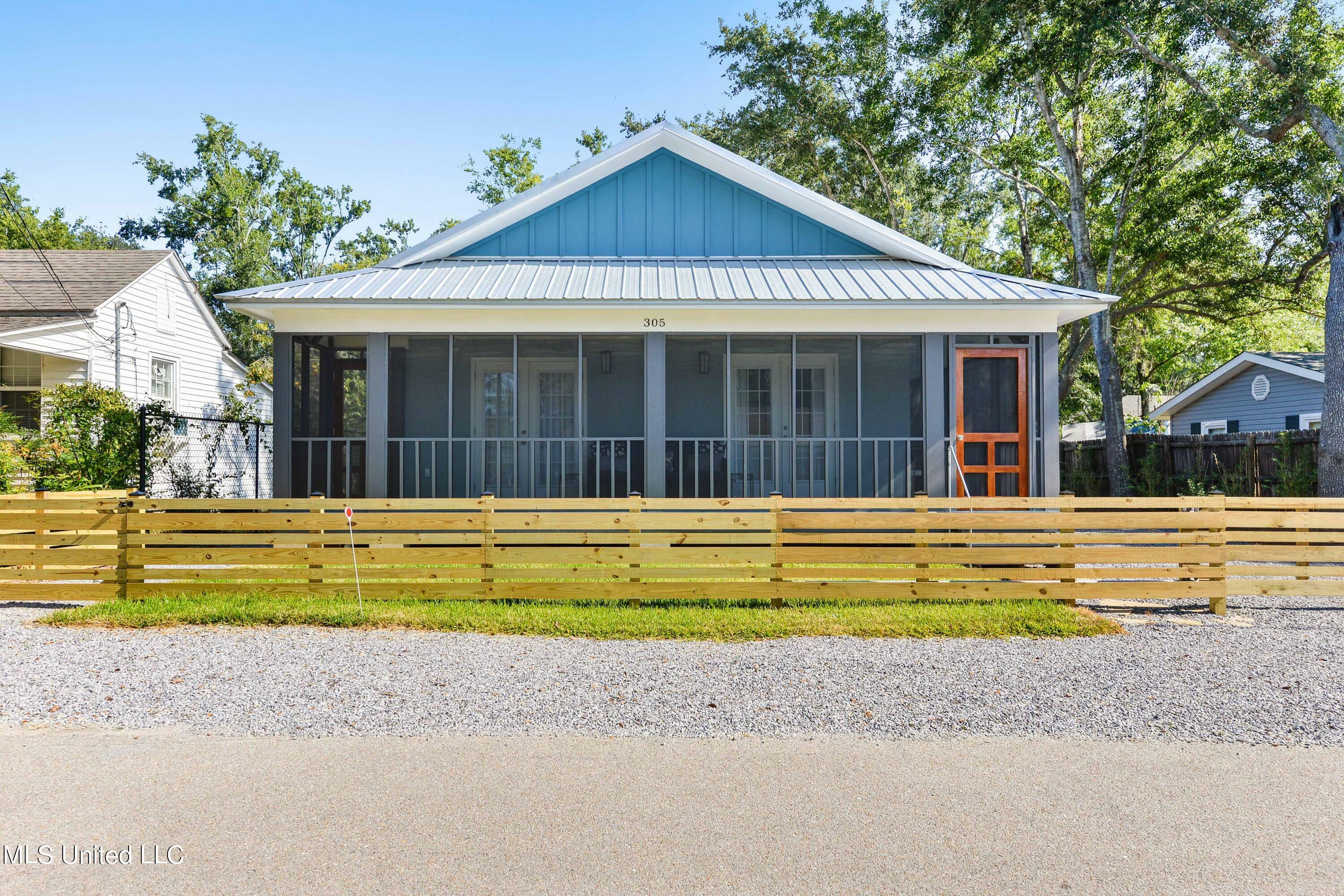 Property Photo:  305 Ballentine Street  MS 39520 