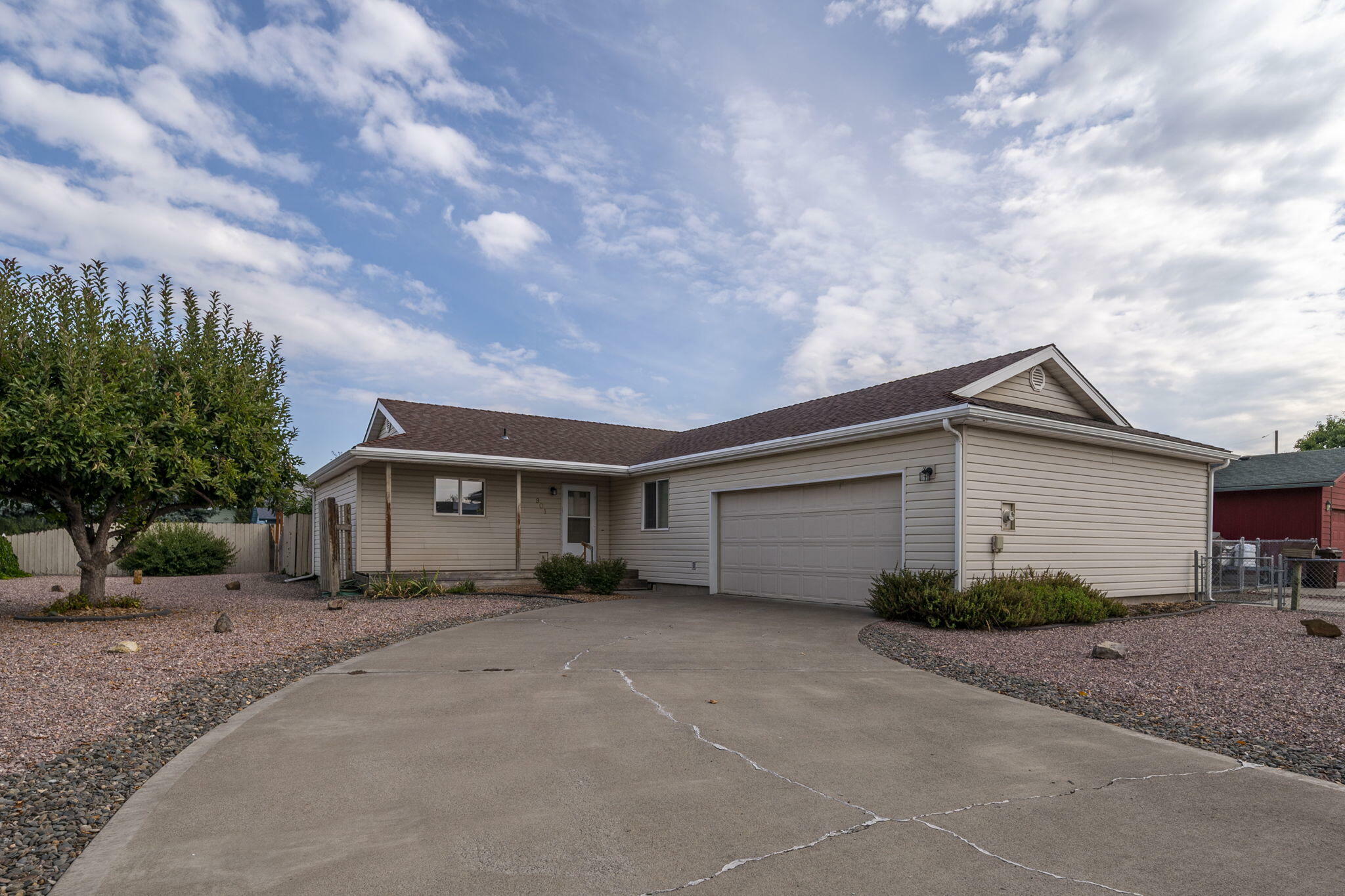 Property Photo: 901 SE 3rd Street OR 97754