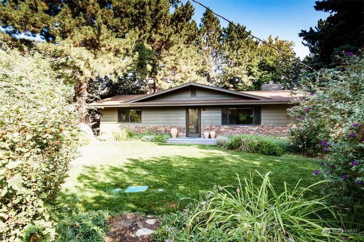 Property Photo:  1401 E Skyline Drive  WA 98926 