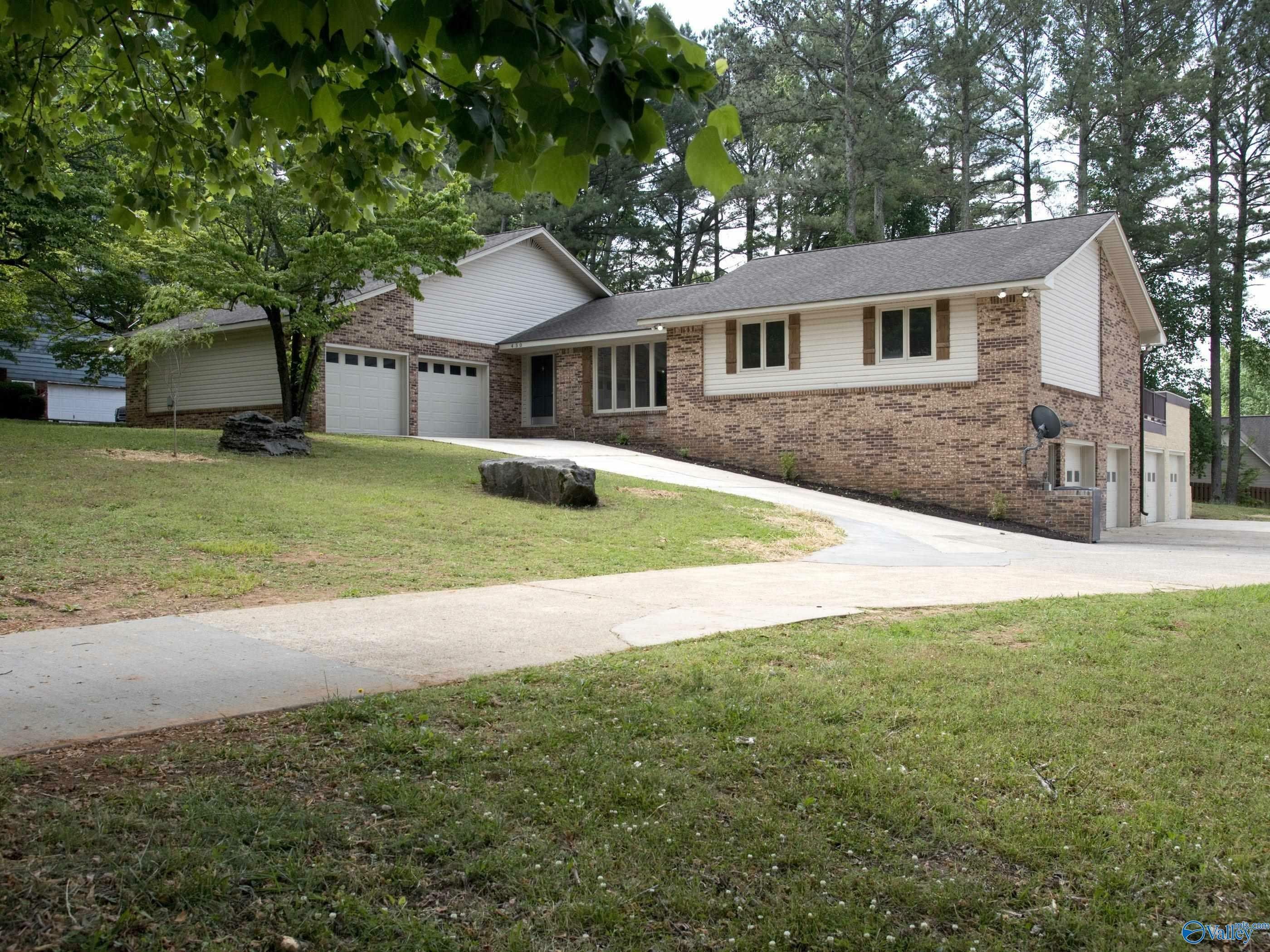 Property Photo:  450 Eastview Drive  AL 35758 