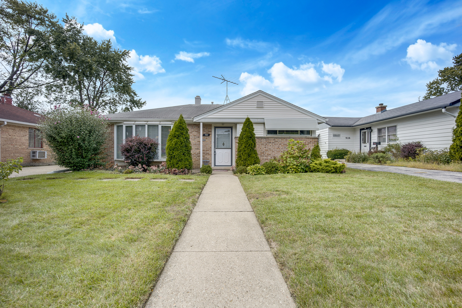 Property Photo:  930 S 3rd Avenue  IL 60016 