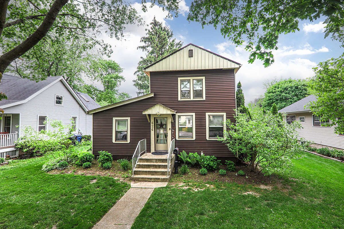Property Photo:  626 E 4th Avenue  IL 60540 