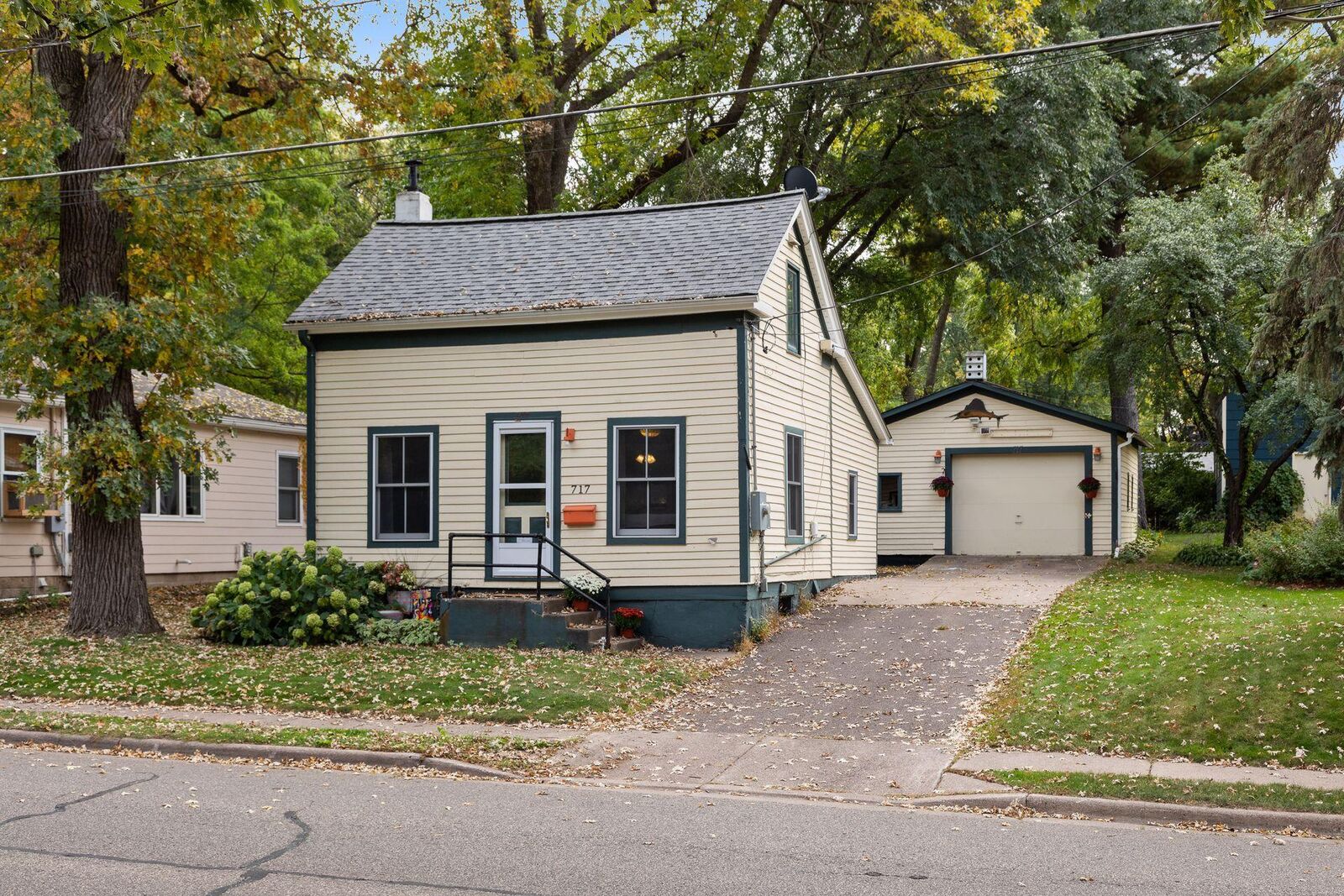 Property Photo:  717 Churchill Street W  MN 55082 