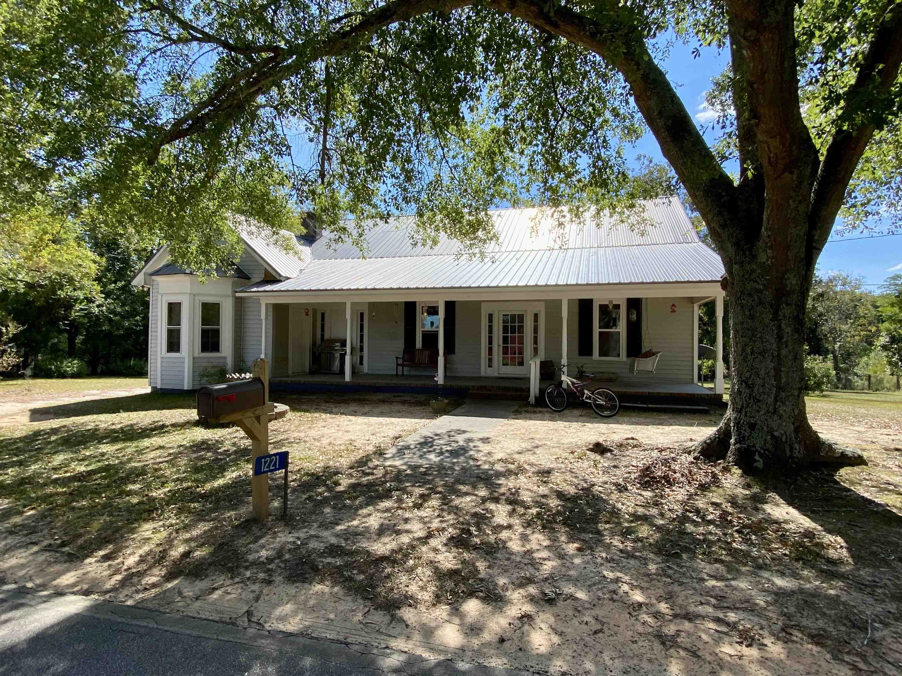 Property Photo:  1221 E Peachtree Avenue  GA 30669 