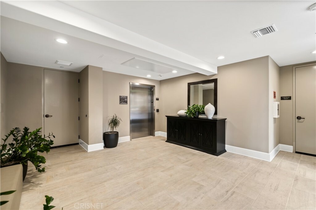 Property Photo: 23500 Park Sorrento H21 CA 91302