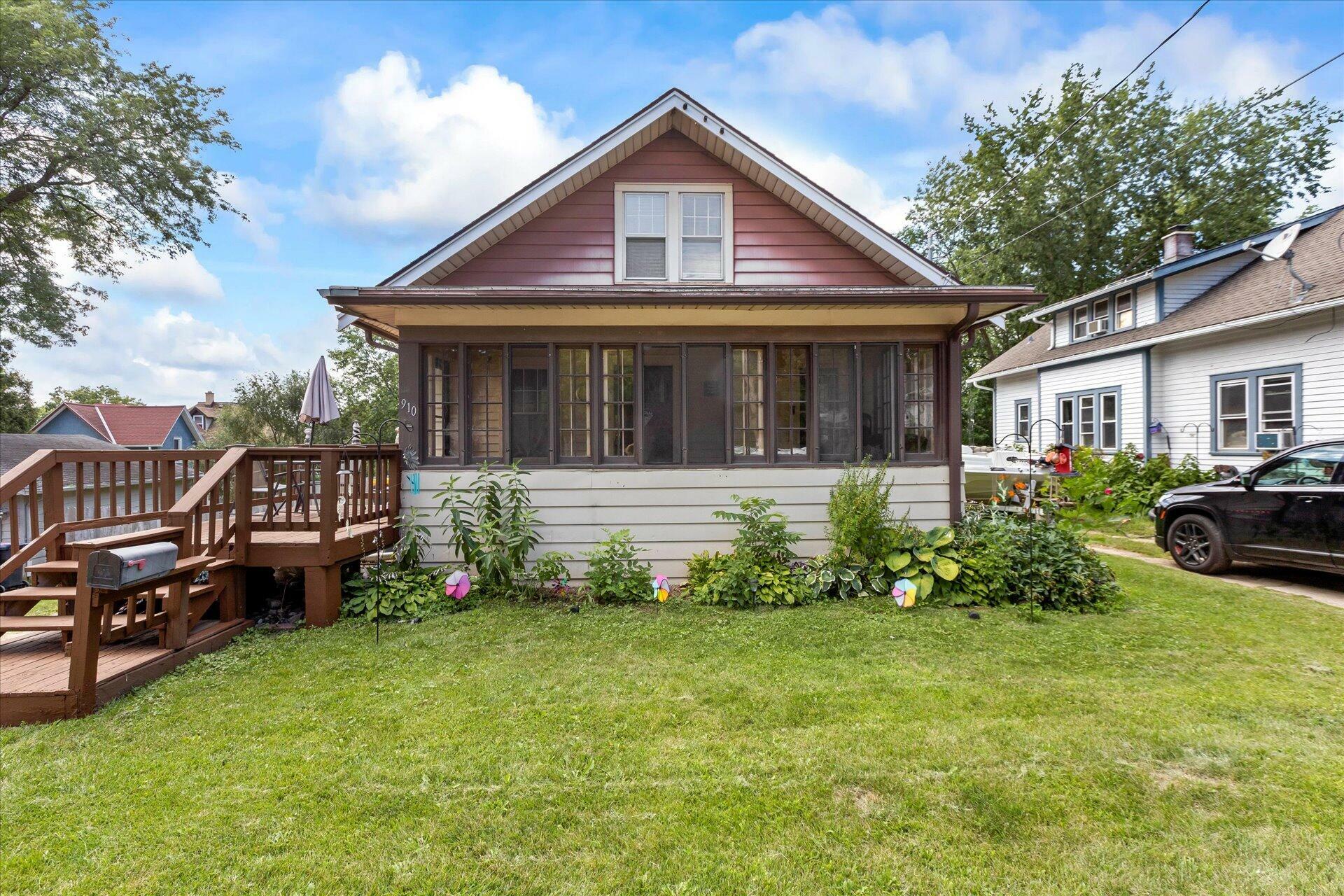 Property Photo:  910 N Greenfield Ave  WI 53186 