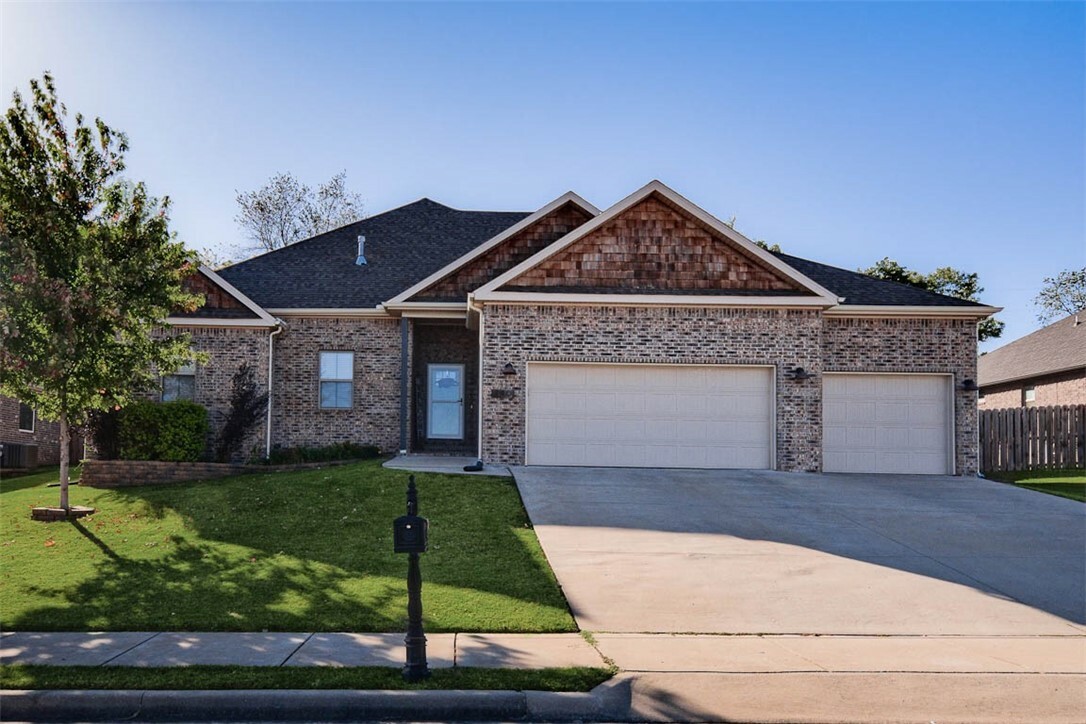 Property Photo:  740 Hawthorn Way  AR 72719 