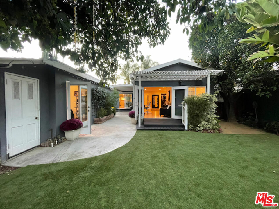 Property Photo: 5922 Ranchito Ave CA 91401