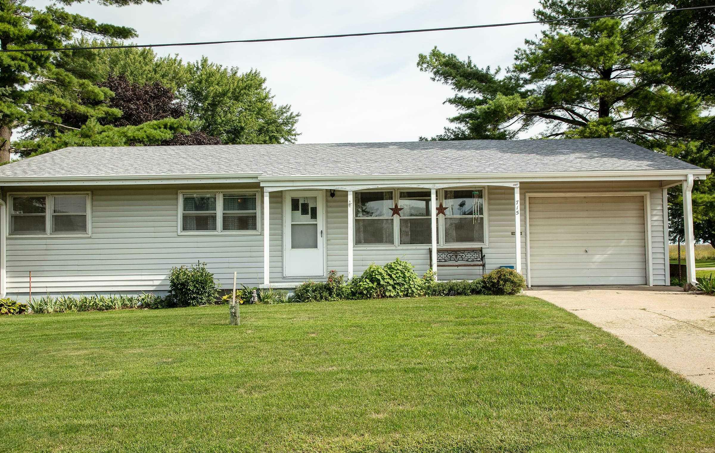 Property Photo:  715 6th St NE  IA 50662 