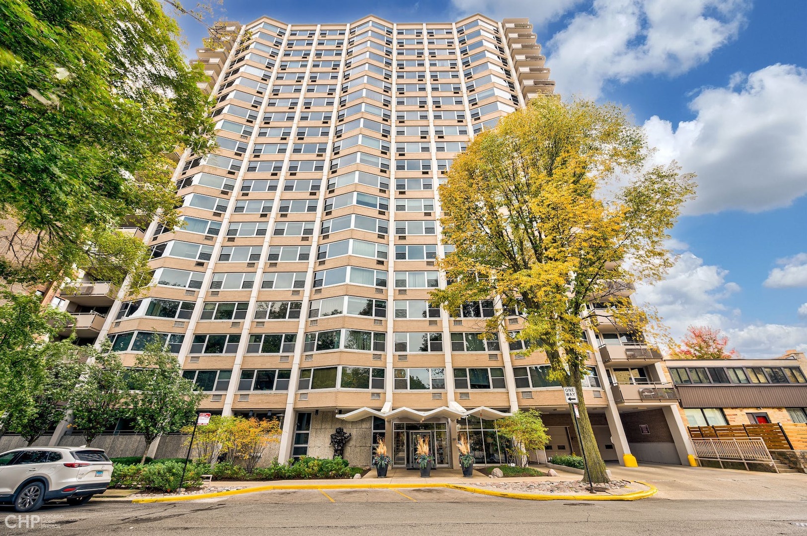 Property Photo: 555 W Cornelia Avenue 1702 IL 60657
