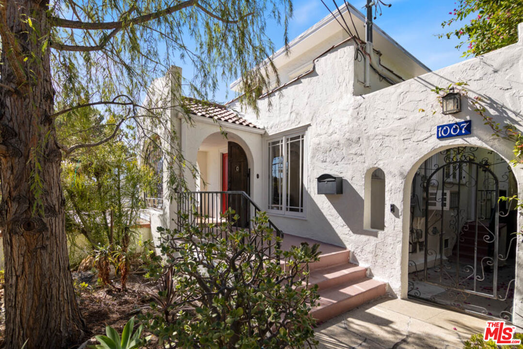 Property Photo: 1007 Sanborn Ave CA 90029