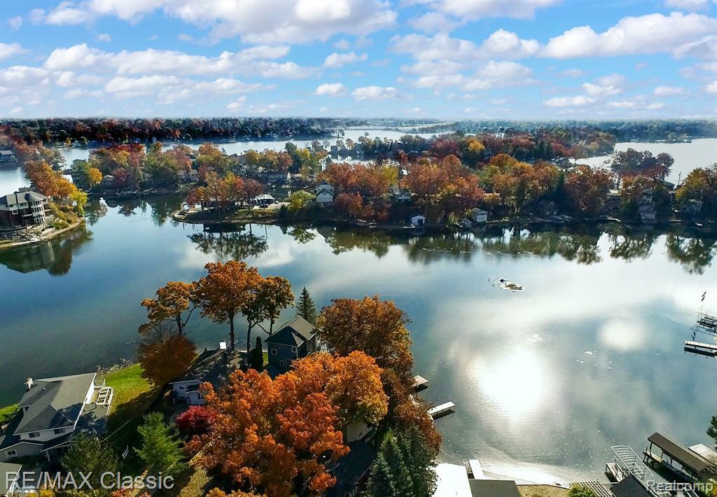 Property Photo: 512 Fernhurst Court MI 48362 1416
