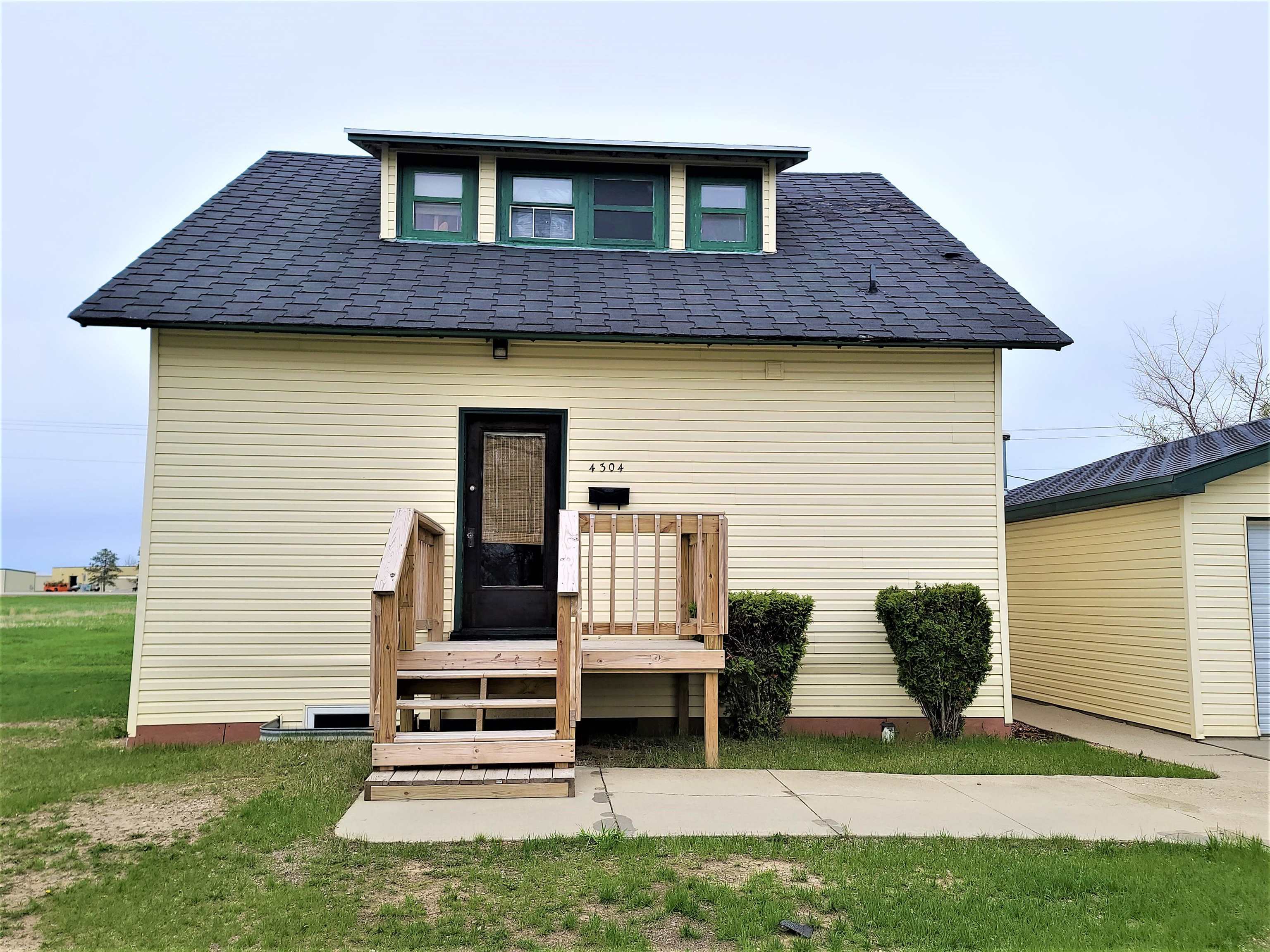 Property Photo:  4304 SE 11th Ave  ND 58701 