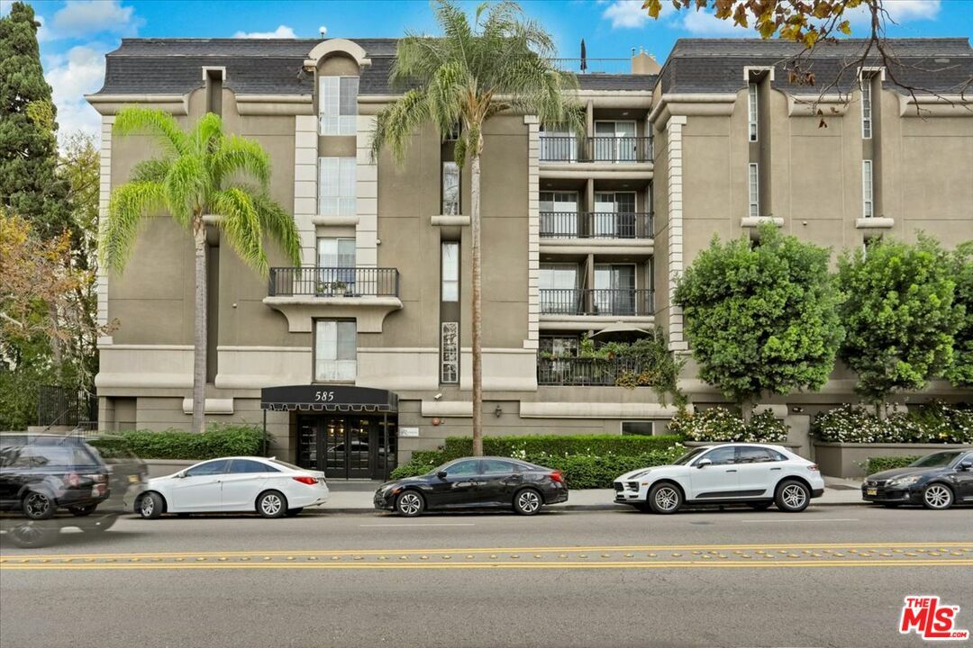 Property Photo:  585  N Rossmore Ave 401  CA 90004 