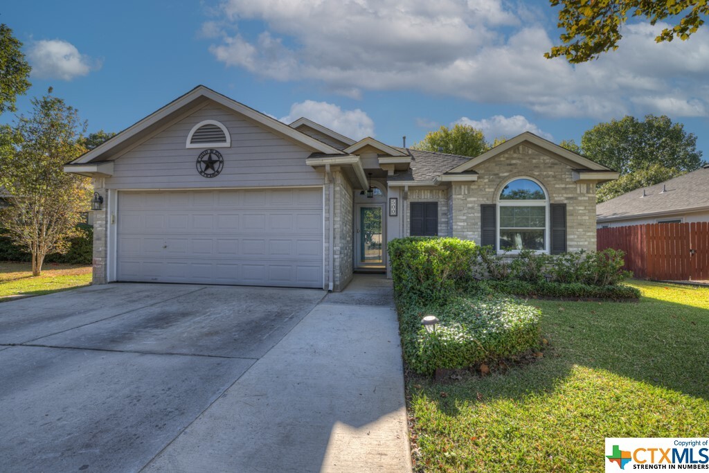 Property Photo: 500 Dashelle Run TX 78640