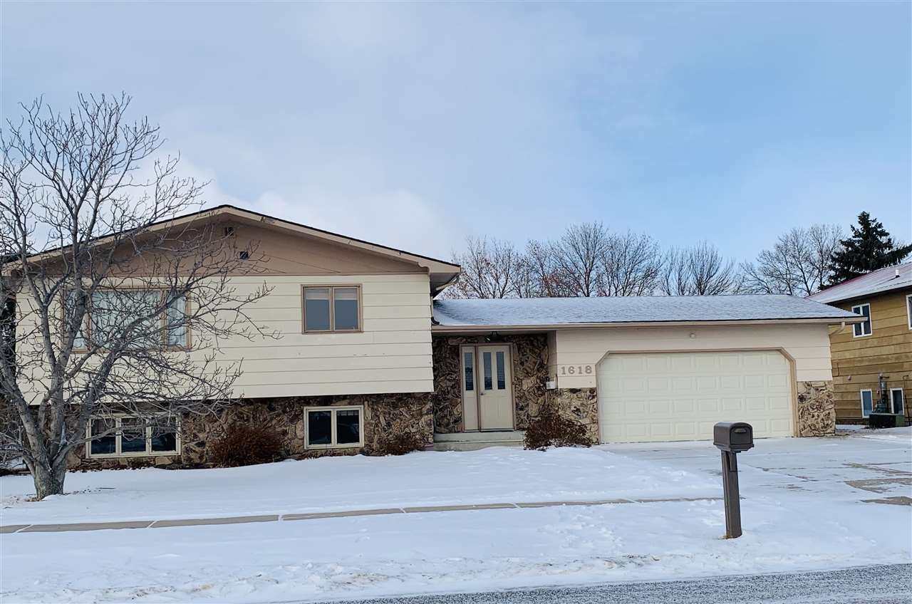 Property Photo:  1618 SE 6th Street  ND 58701 