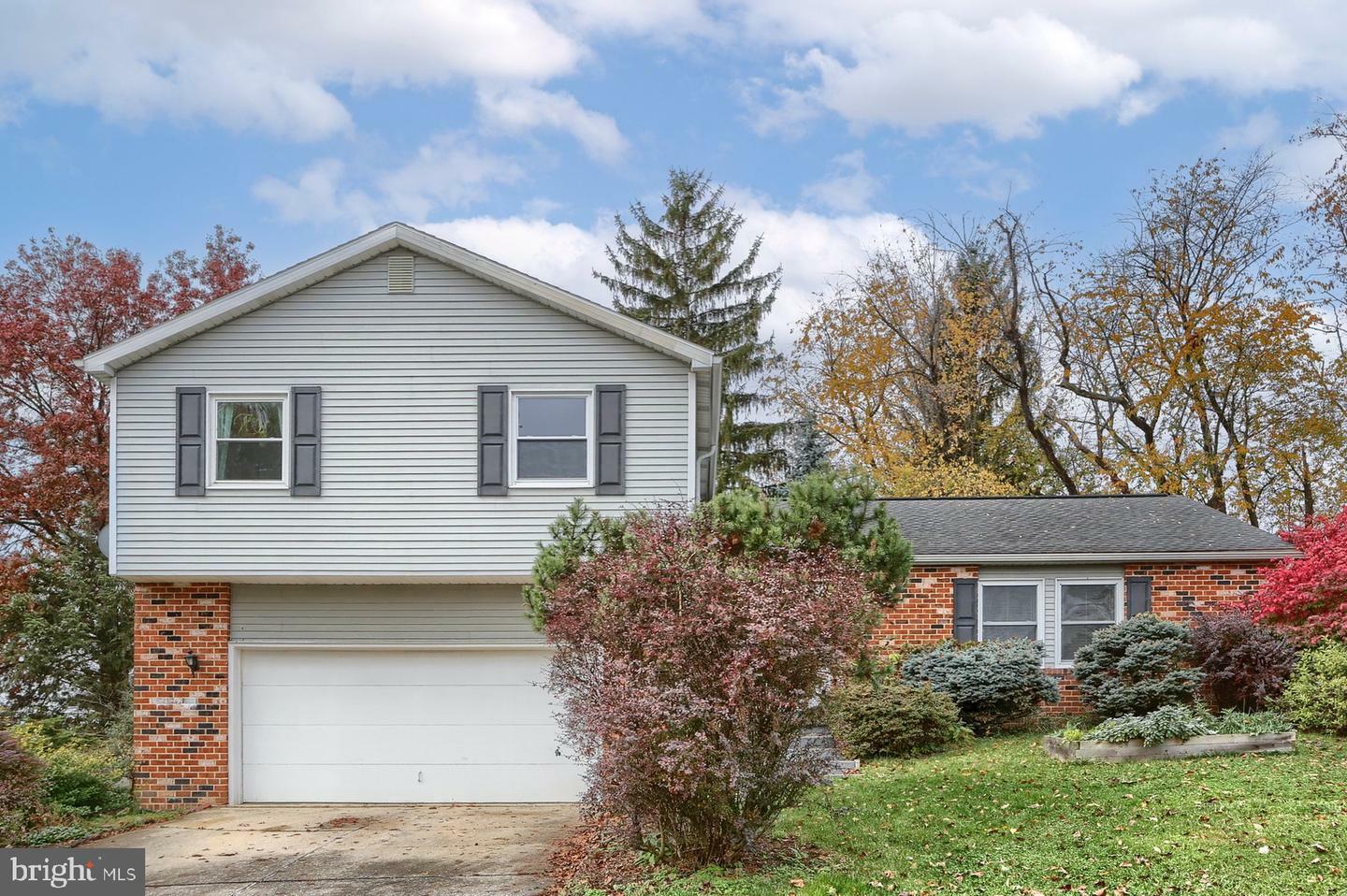 Property Photo:  827 Ridgewood Dr Ridgewood Drive  PA 17050 