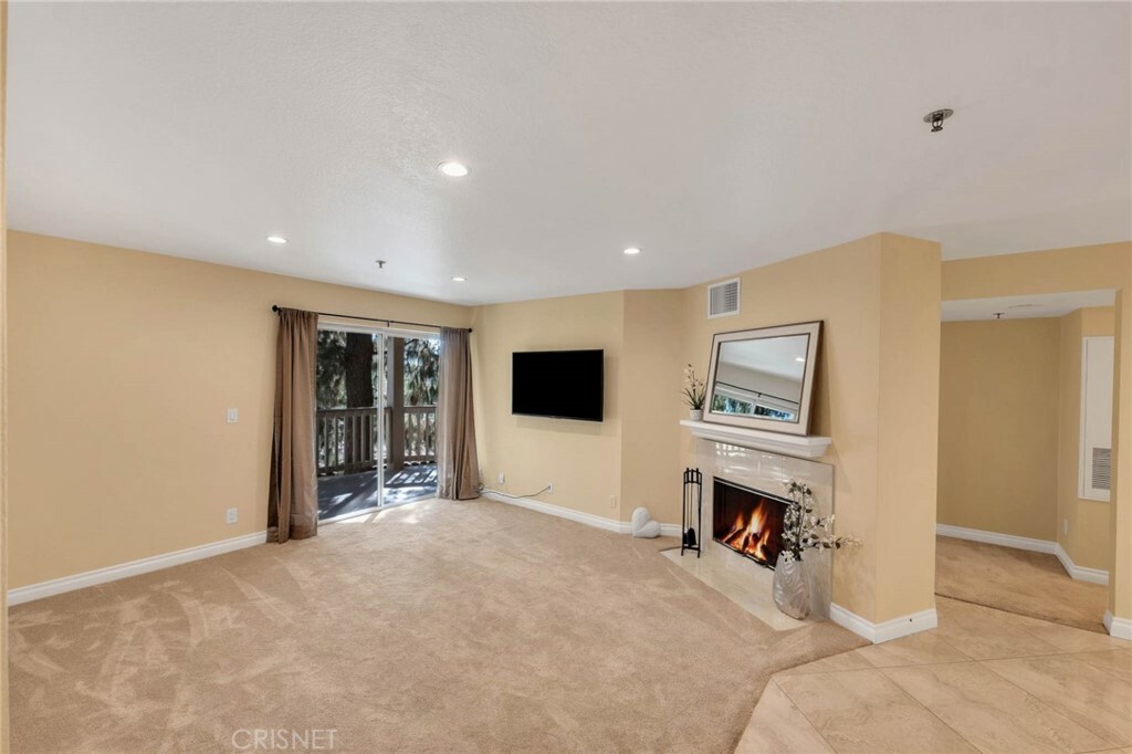 Property Photo:  653 Oak Run 305  CA 91377 