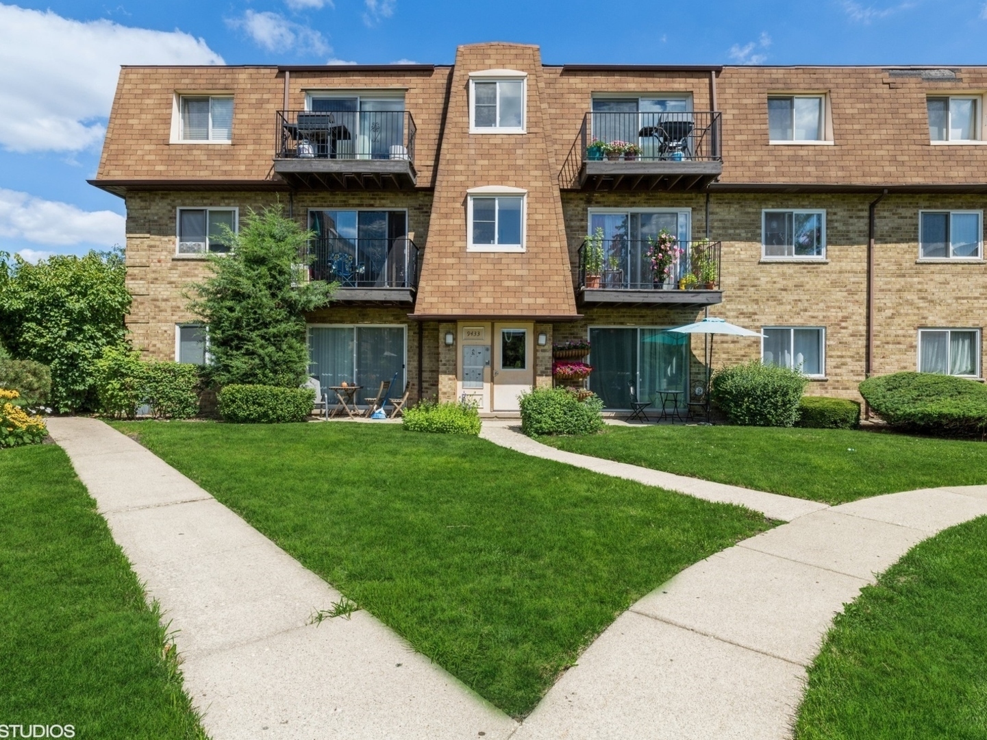 Property Photo: 9433 Bay Colony Drive 1E IL 60016