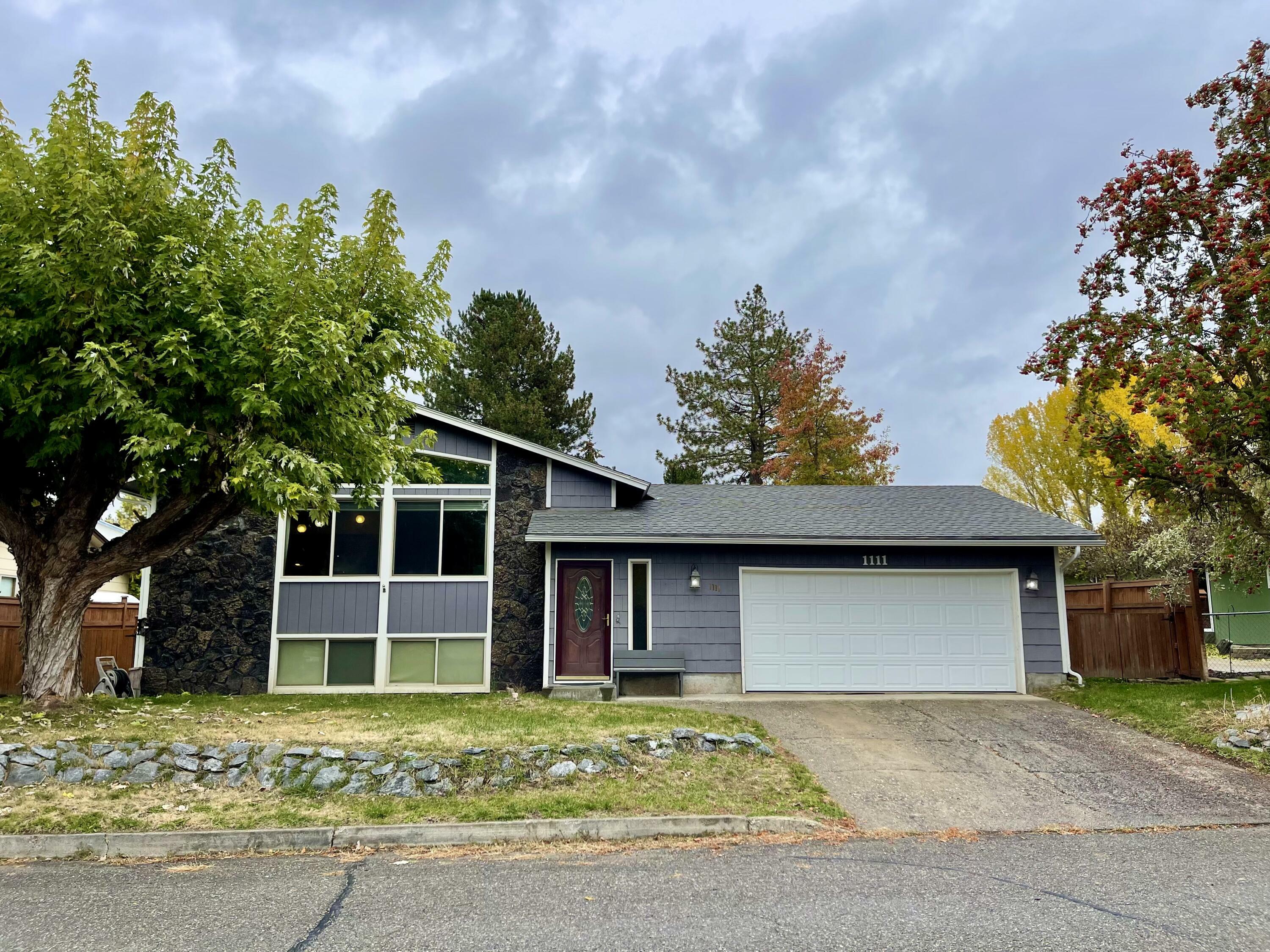 Property Photo:  1111 SE Park Dr  WA 99114 