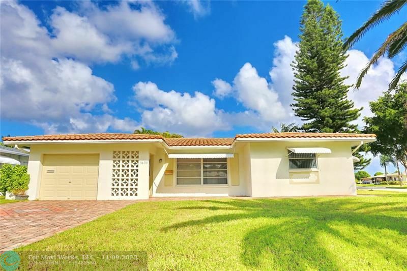 Property Photo:  5800 NW 70th Ave  FL 33321 