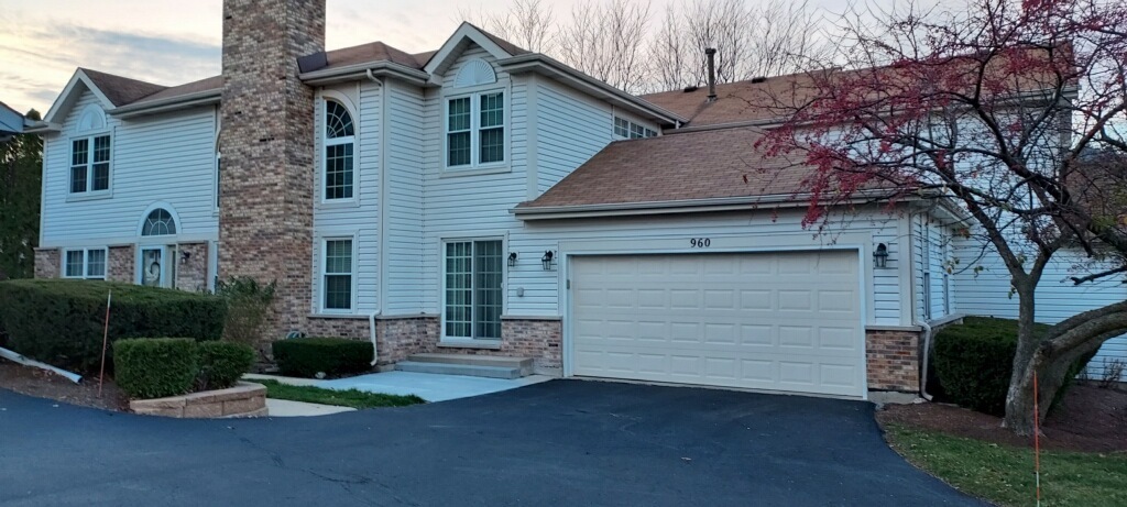 Property Photo: 960 Sweetflower Drive IL 60169
