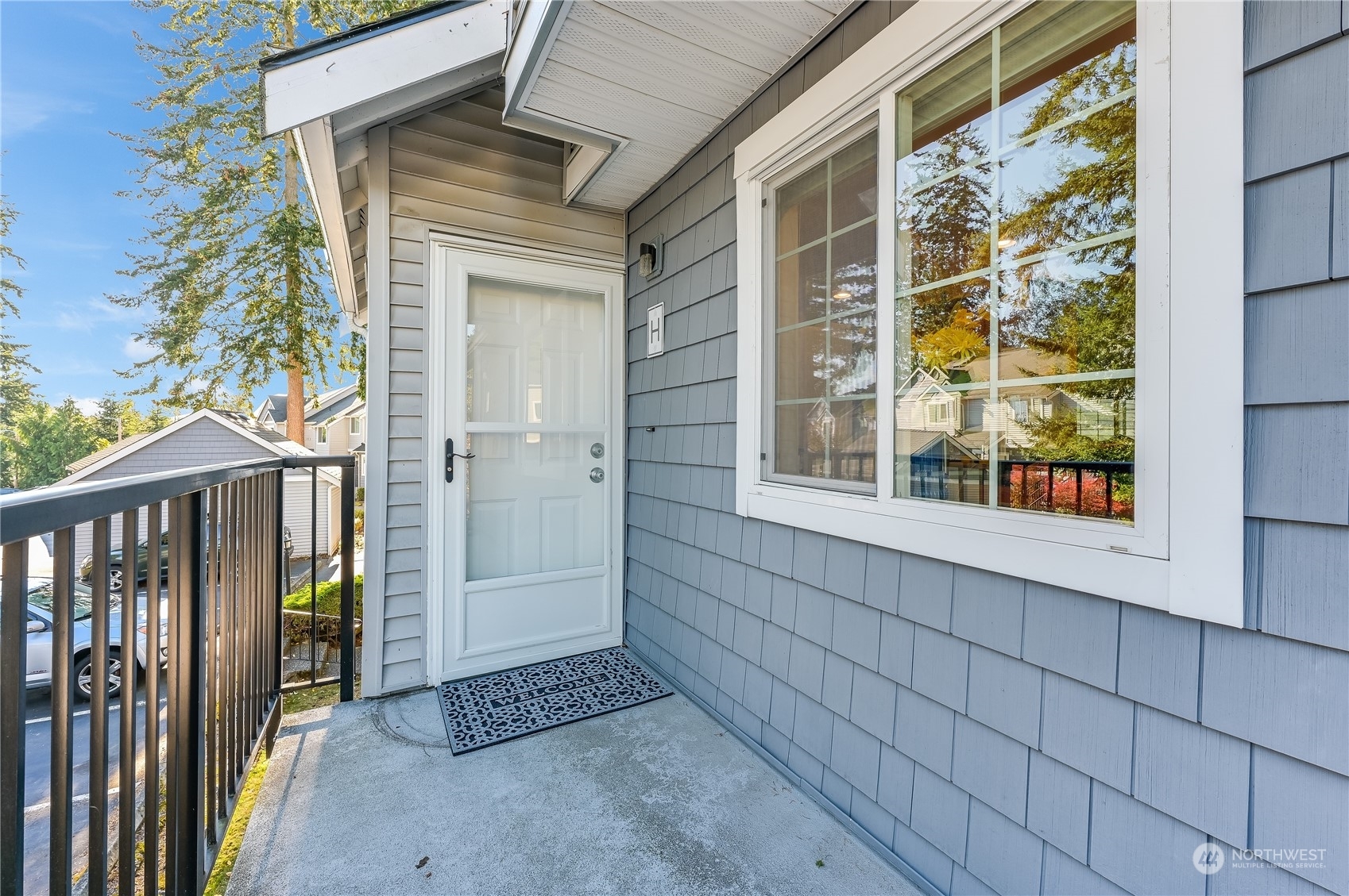 Property Photo:  11704 Admiralty Way H  WA 98204 