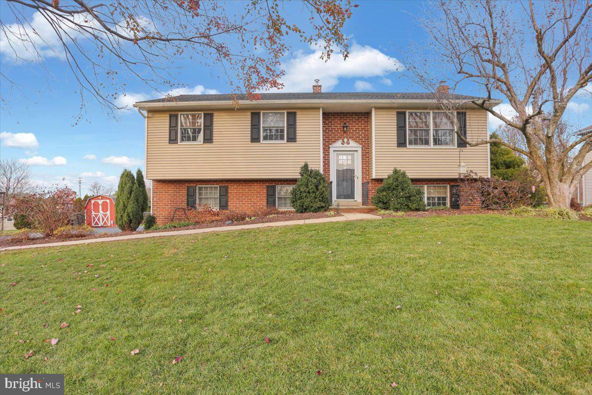 Property Photo:  2447 Ellendale Drive  PA 17602 