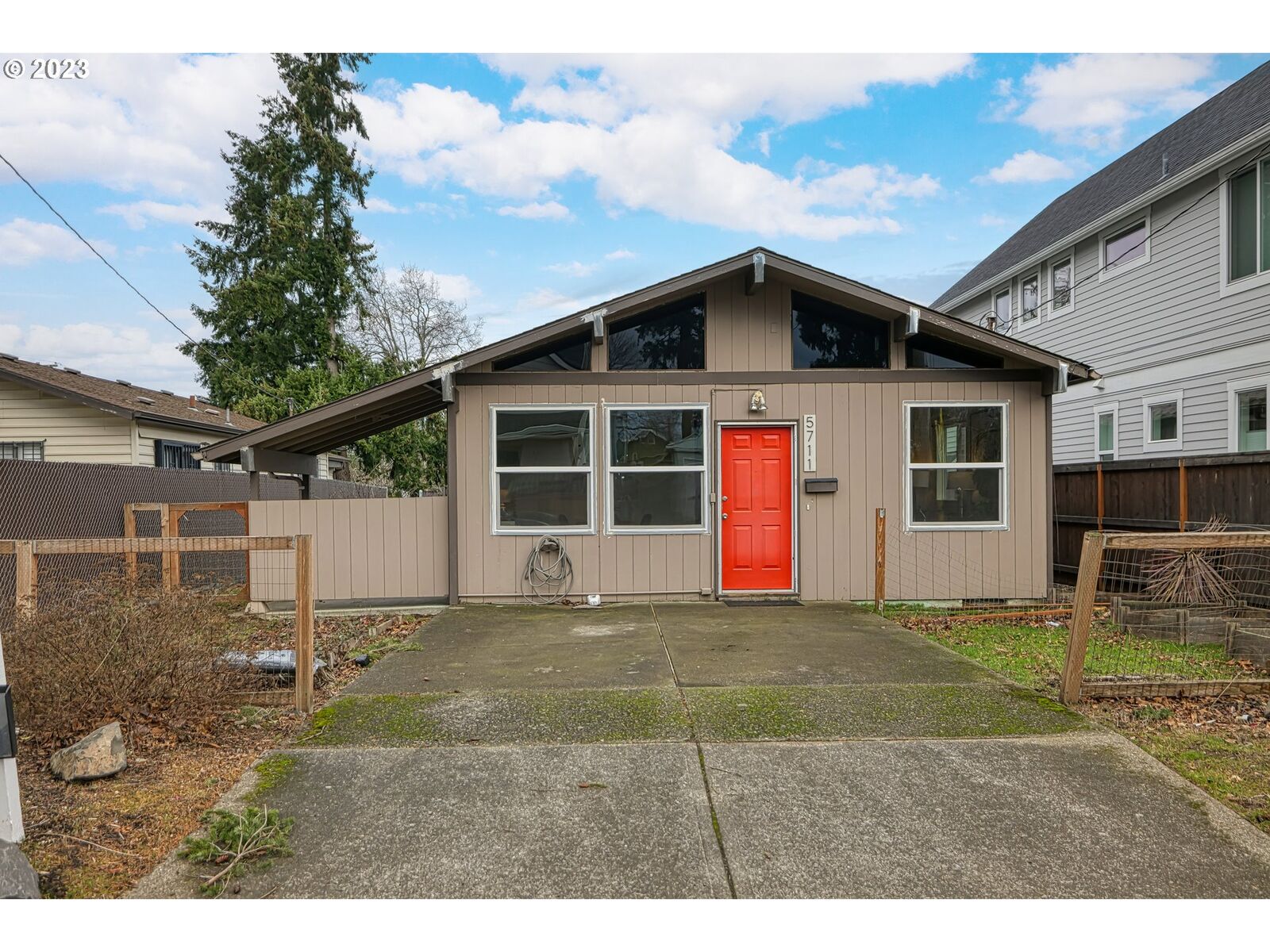 Property Photo: 5711 SE Carlton St OR 97206