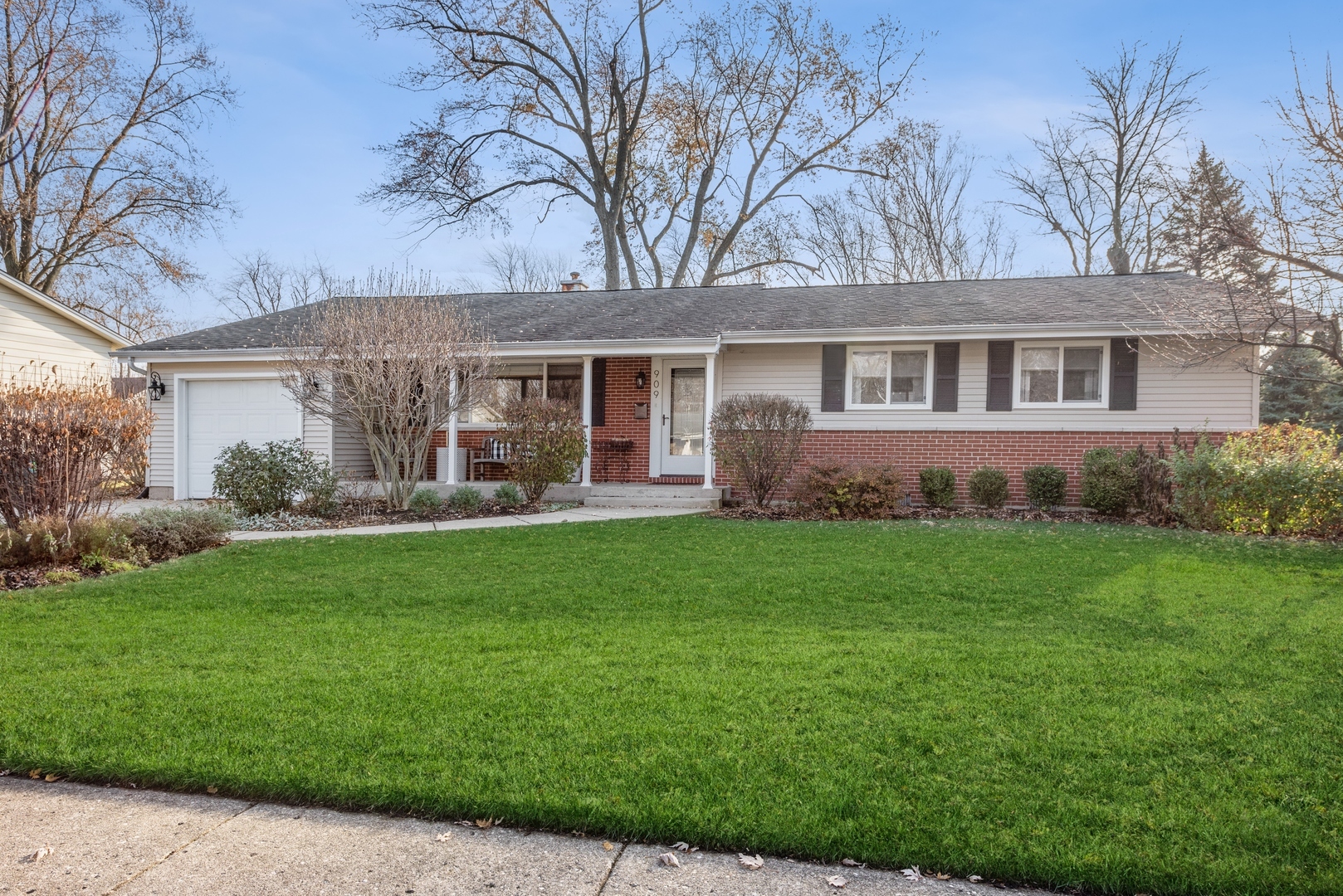 Property Photo:  909 E Morris Drive  IL 60074 