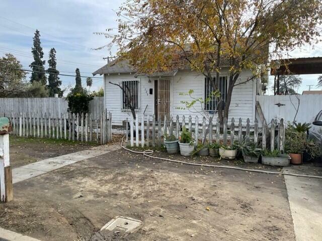 1329 W Kern Avenue  Tulare CA 93274 photo