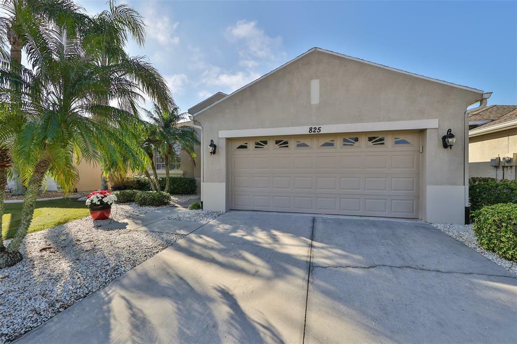 Property Photo:  825 Regal Manor Way  FL 33573 