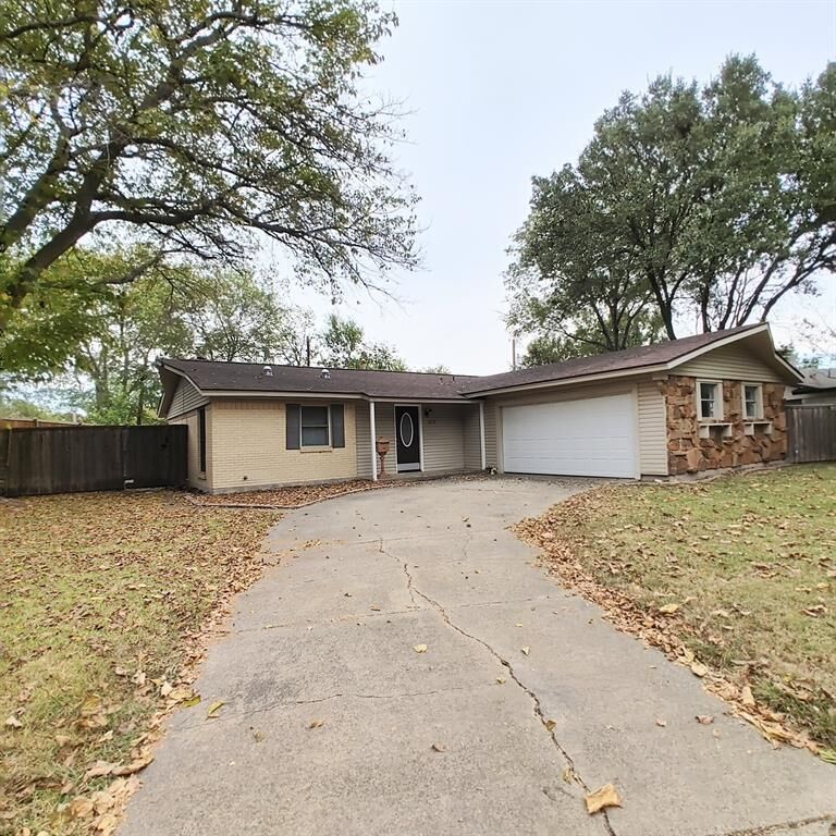 Property Photo: 2210 Nottingham Drive TX 75041