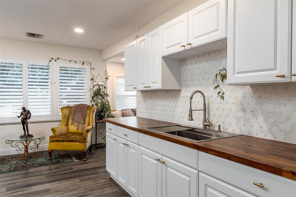 Property Photo: 1910 18th Avenue N FL 33713