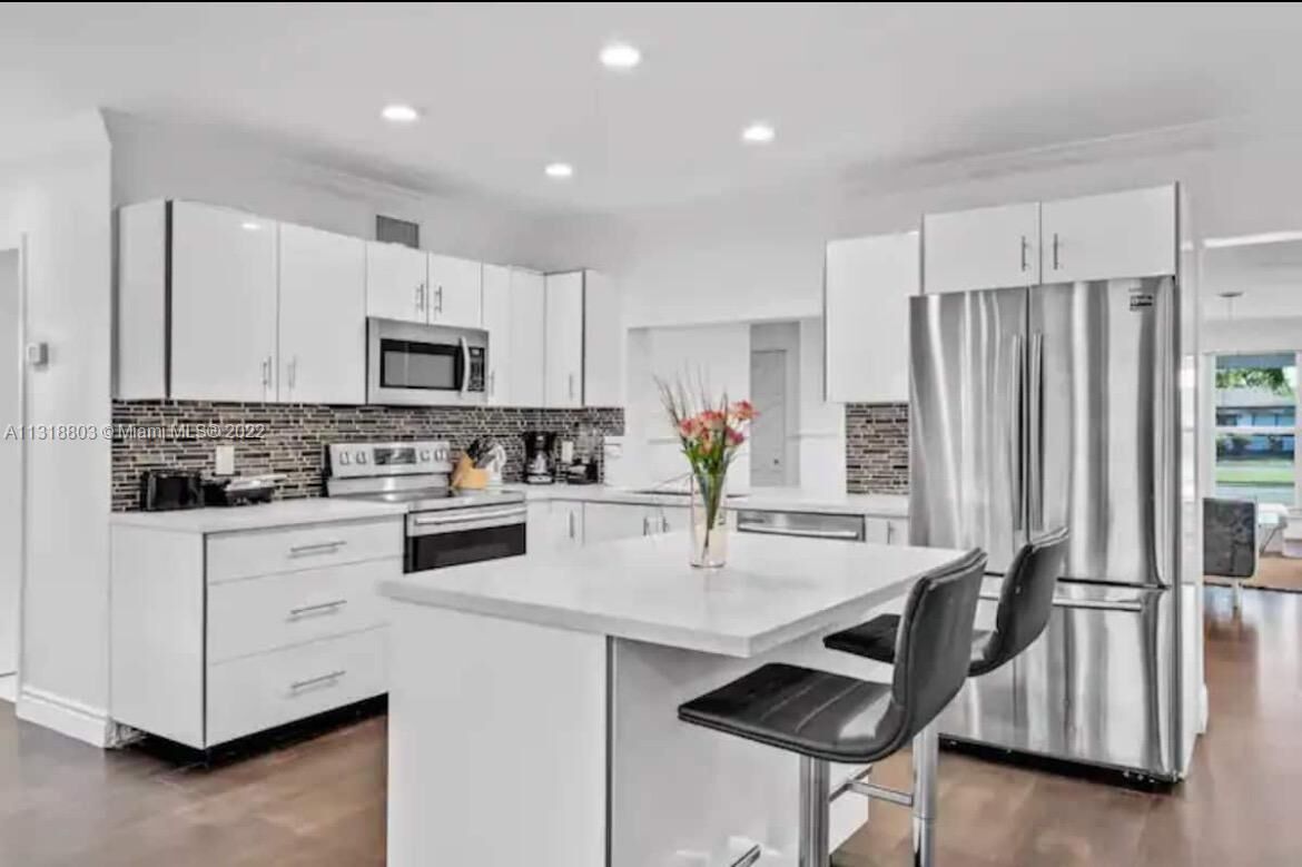 Property Photo: 4721 W Park Rd 1 FL 33021