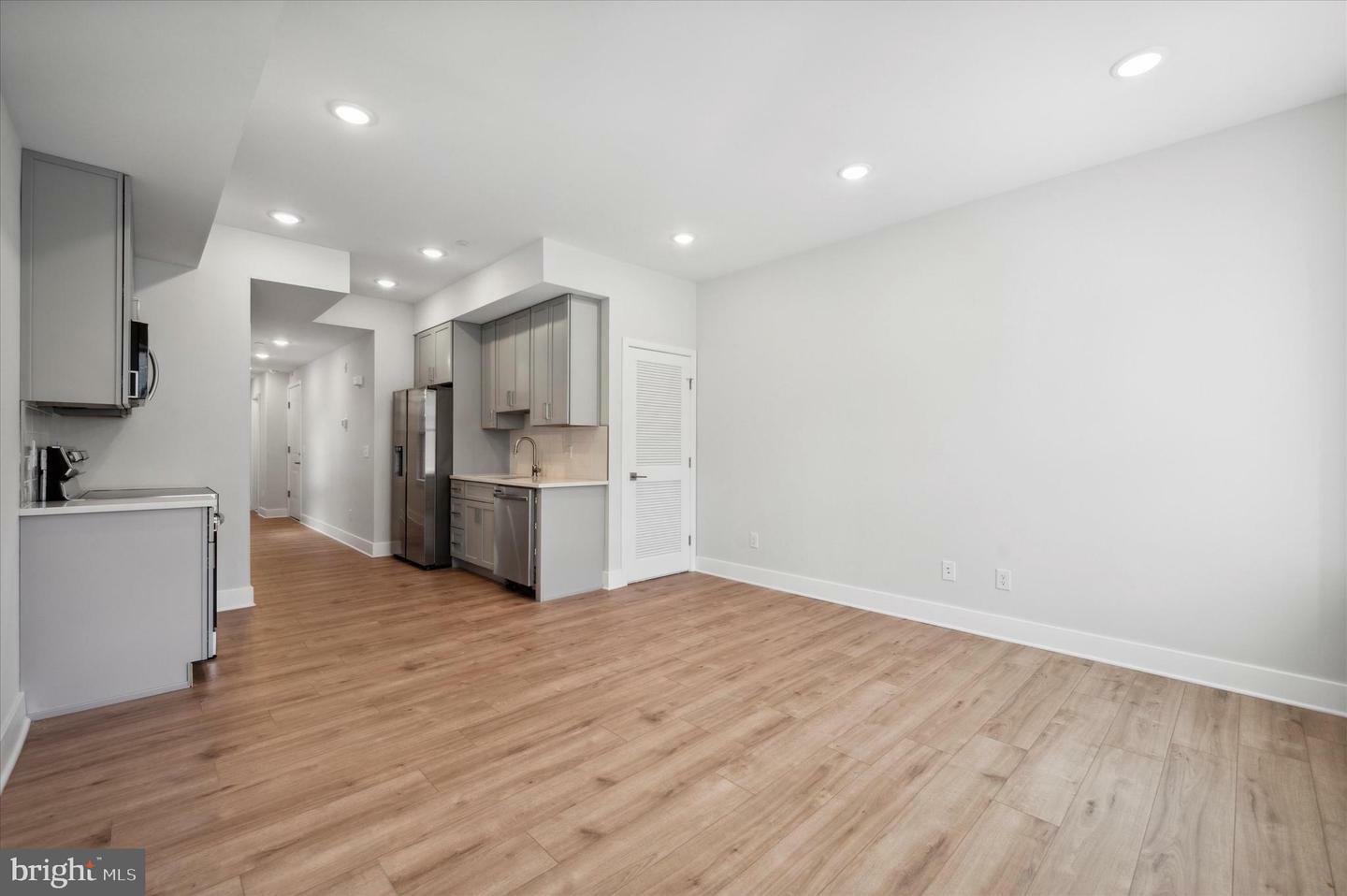 Property Photo:  807 Corinthian Avenue 2  PA 19130 