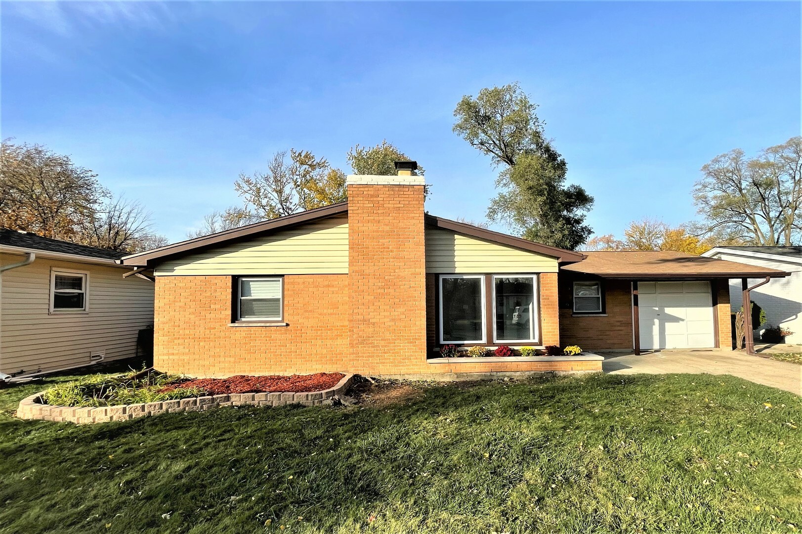 Property Photo: 924 Wilshire Drive IL 60090
