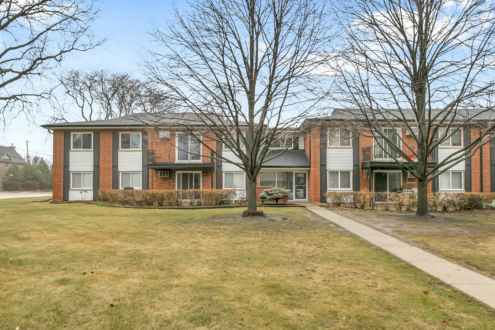 Property Photo:  1102 N Dale Avenue 2B  IL 60004 