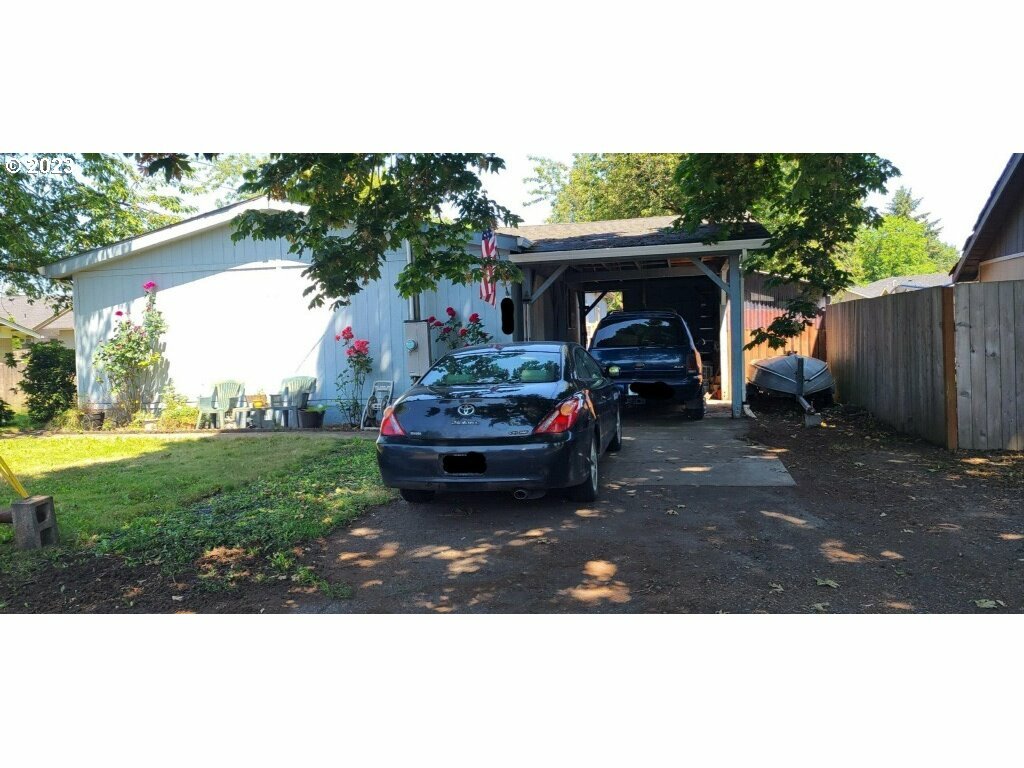 Property Photo: 53 W Myoak Dr OR 97404