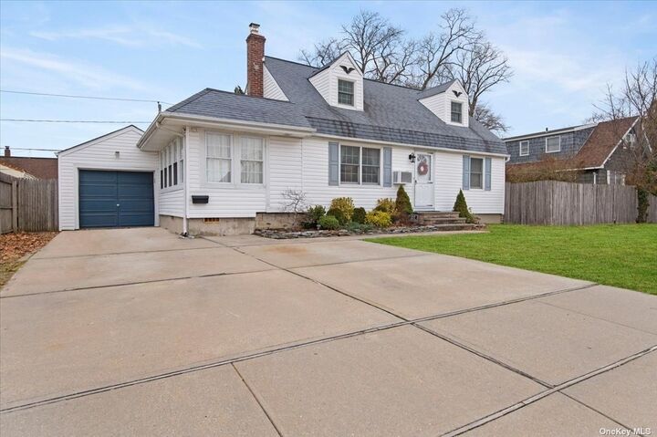 127 Riviera Parkway  Lindenhurst NY 11757 photo