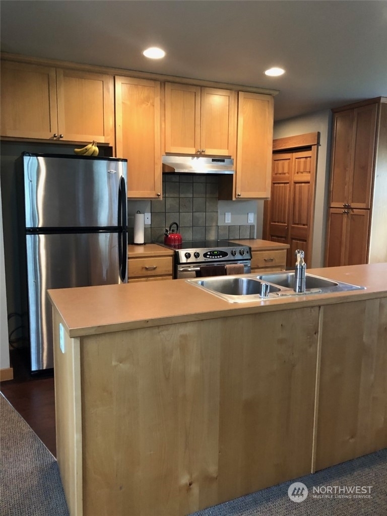 Property Photo: 272 Erickson Avenue NE C2 WA 98110