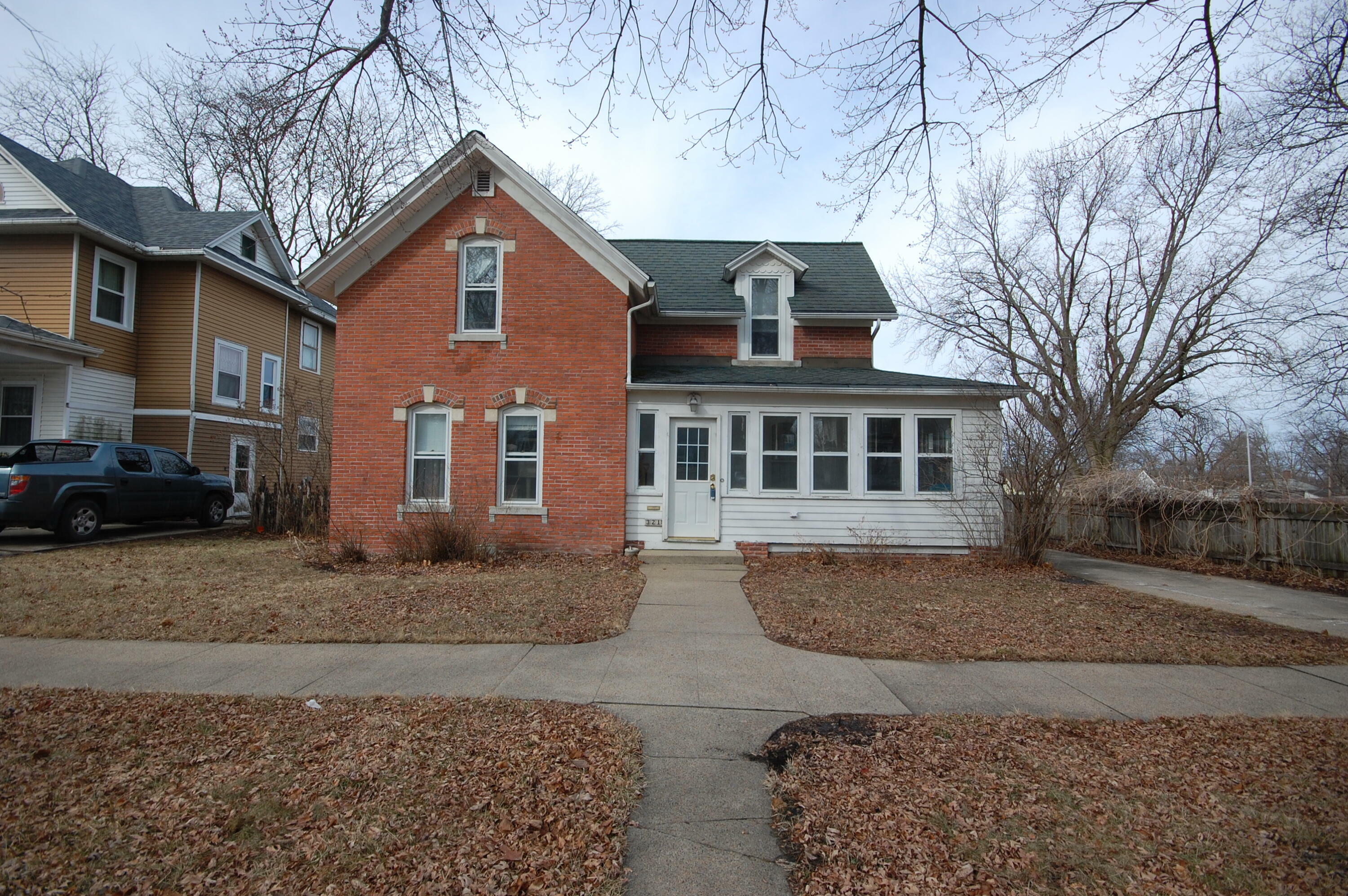 Property Photo:  321 Tama Street  IA 50036 