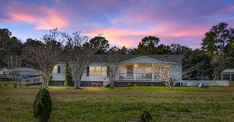 Property Photo: 821 Peggy Lane SC 29461