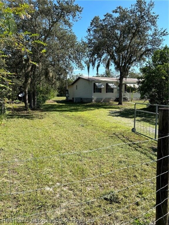 Property Photo: 200 Oakwood Lane FL 33876