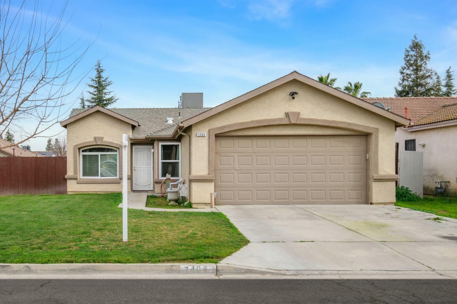 Property Photo:  7404 N Carnegie Avenue  CA 93722 