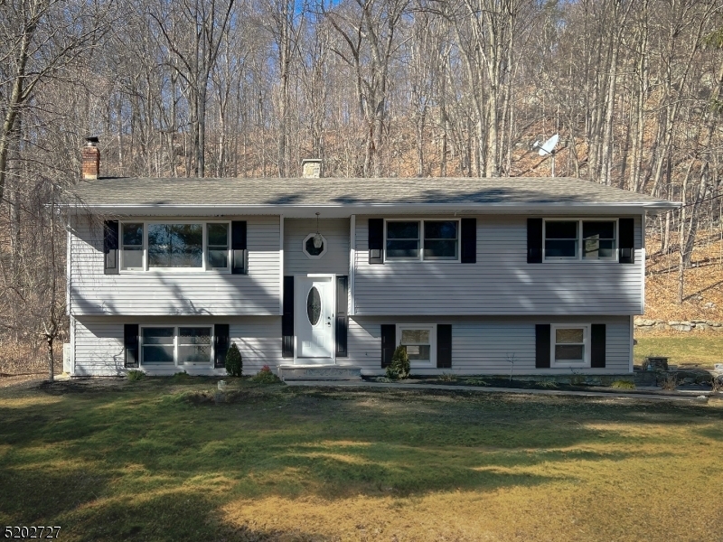 Property Photo:  19 Black Walnut Mt Rd  NJ 07461 