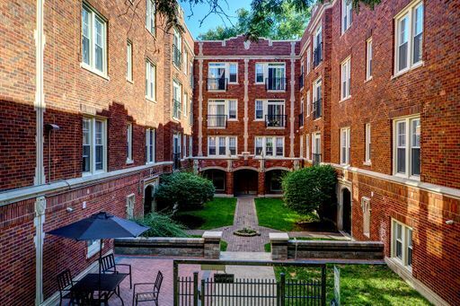 Property Photo: 2005 W Jarvis Avenue 2 IL 60645